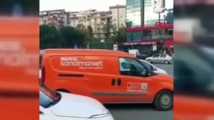 Trafikte kaza yapan 2 kadın birbirinin üstüne yürüdü