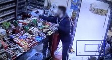 Akılalmaz hırsızlık kamerada: Önce kendisine uzatılan ekmeği yedi, sonra markette hırsızlık yaptı