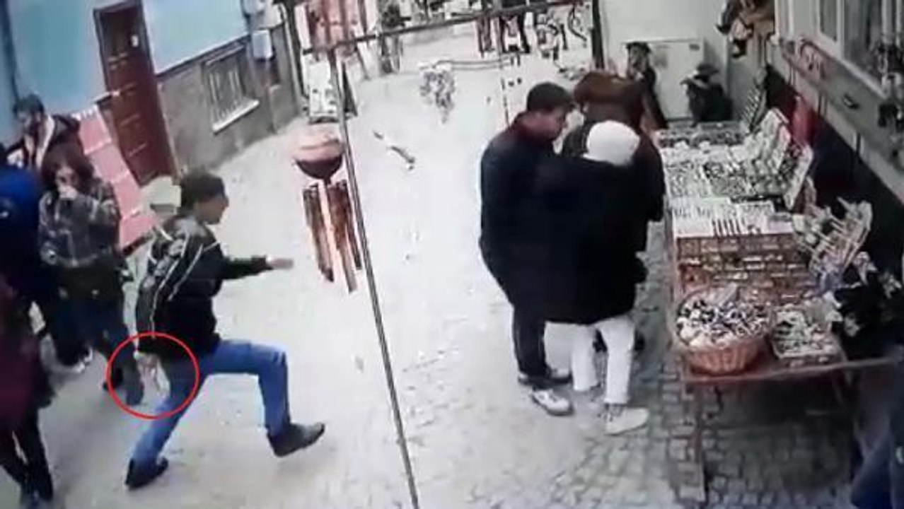 AKLİ DENGESİNİN YERİNDE OLMADIĞI BELİRLENEN BIÇAKLI SALDIRGAN TEDAVİYE ALINDI