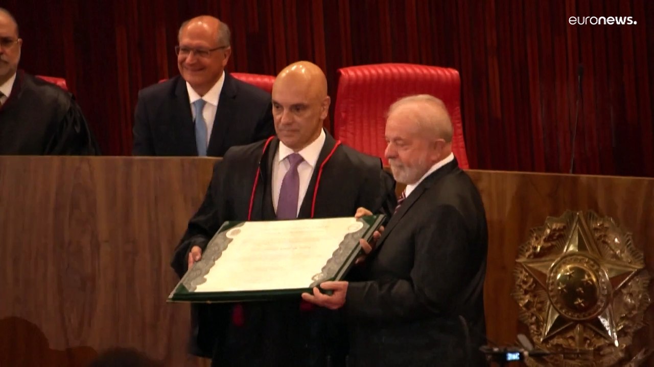 Lula da Silva chora ao receber diploma para tomar posse como Presidente do Brasil