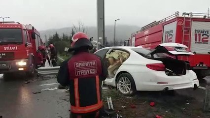 Sakarya'da kaza sonrası yangın çıkan otomobildeki 1 kişi öldü, 1 kişi yaralandı