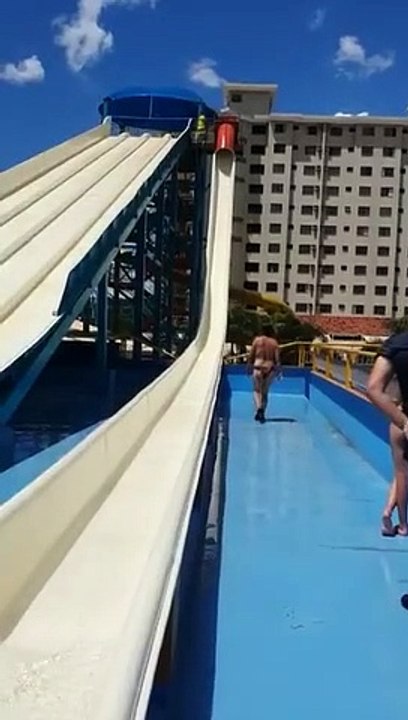 Une femme va s'installer sur un toboggan aquatique au pire moment