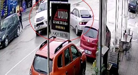 KAMYONETE ÇARPAN OTOMOBİLİN SÜRÜCÜSÜ YARALANDI; KAZA KAMERADA - YENİDEN