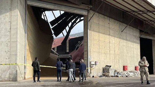 Depoda çatı çöktü: 1 ölü 1 yaralı