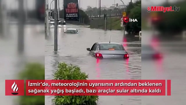İzmir’i sağanak vurdu, araçlar suya gömüldü
