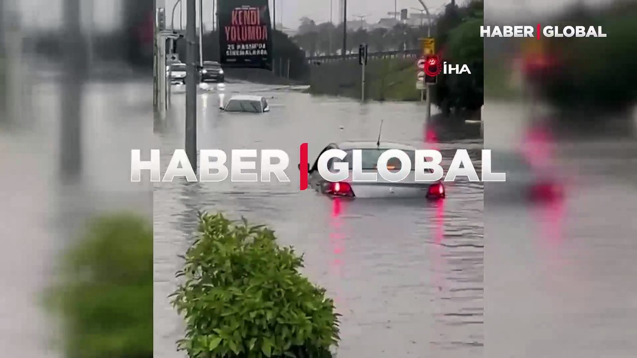 İzmir'de sağanak yağış sonrası araçlar suya gömüldü!