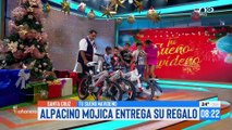 Alpacino Mojica, director del Segip, hace la entrega de bicicletas, celular y dinero en efectivo a sus ahijados de la campaña 