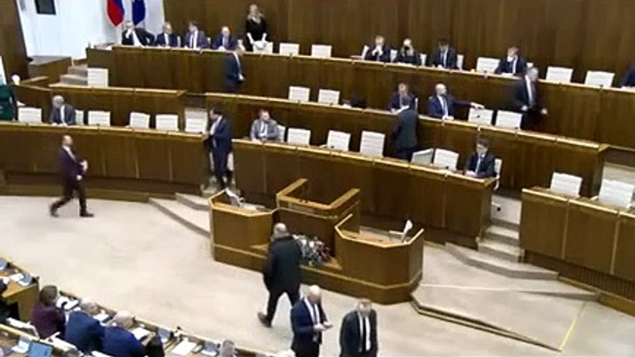 ZÁZNAM: Hlasovanie o osude vlády sa presúva na štvrtok na 17.00 h