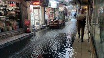 İzmir'de şiddetli yağış sonrası Kemeraltı'ndaki dükkanları su bastı