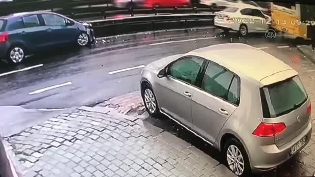 Avcılar'da 3 kişinin yaralandığı trafik kazası güvenlik kamerasınca görüntülendi