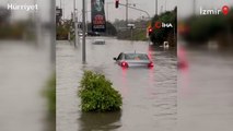 İzmir’i sağanak vurdu, araçlar suda mahsur kaldı