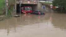 İzmir'i sağanak vurdu, araçlar suda mahsur kaldı