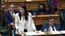 Mikrofonu açık kalan Yeni Zelanda Başbakanı muhalefet partisi liderine küfür etti