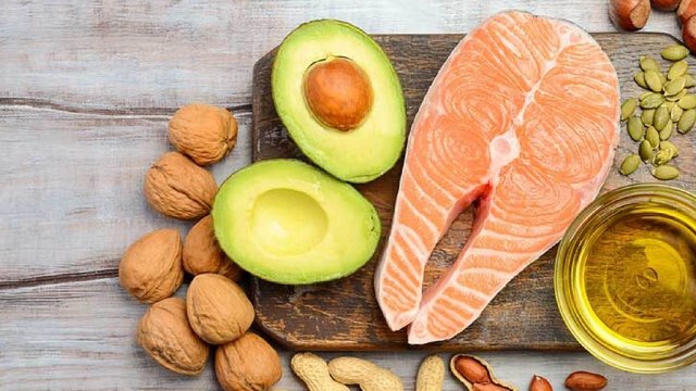 ¿TIENES COLESTEROL ALTO? Estos 8 ALIMENTOS Te AYUDARÁN a DISMINUIRLO ✅