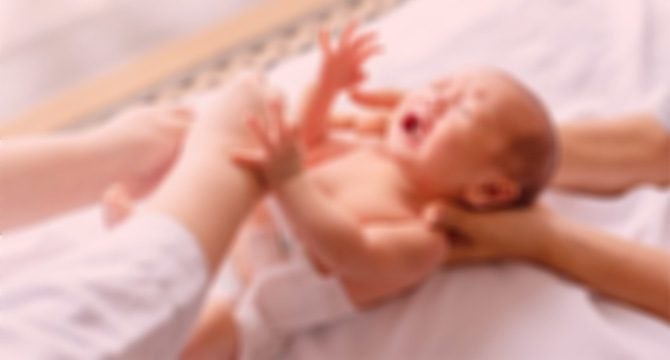 Binanın girişinde poşet içinde terk edilmiş bebek bulundu