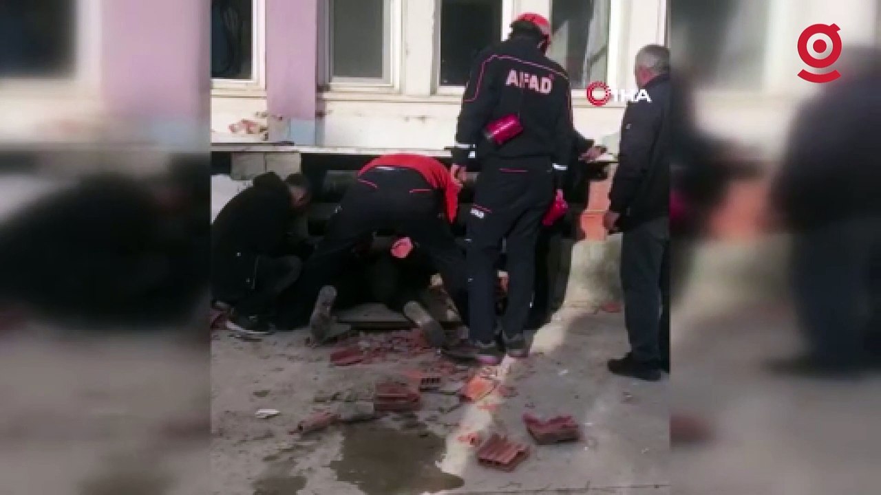 Sıkışan yavru köpeği binanın duvarını yıkıp kurtardılar
