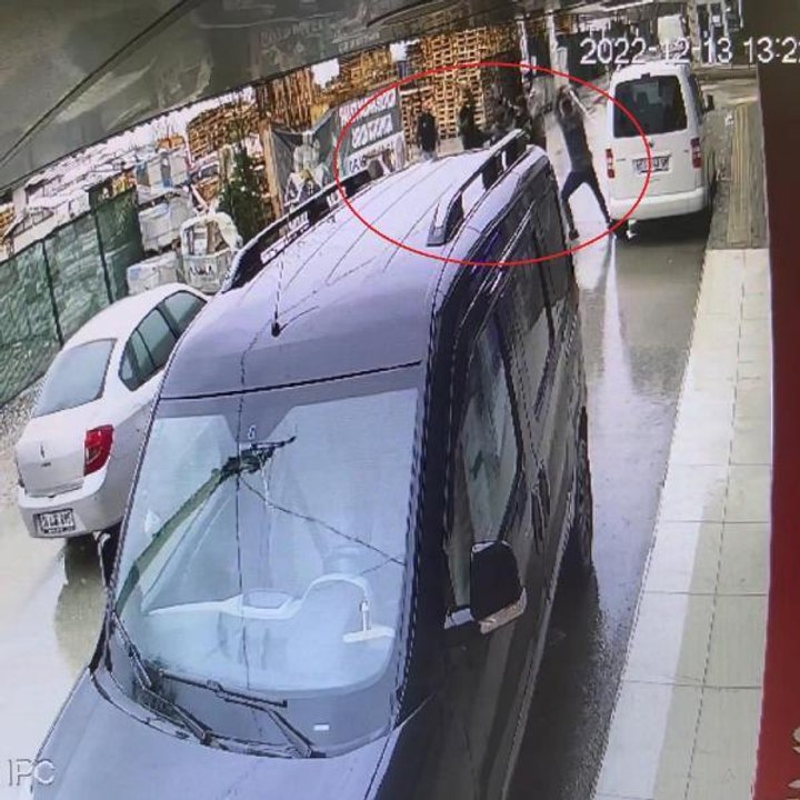 BURSA'DA 2 KİŞİNİN YARALANDIĞI SİLAHLI- SOPALI 'PARK YERİ' KAVGASI KAMERADA