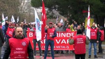 Kocaeli'de metal işçileri yasağa rağmen greve çıktı