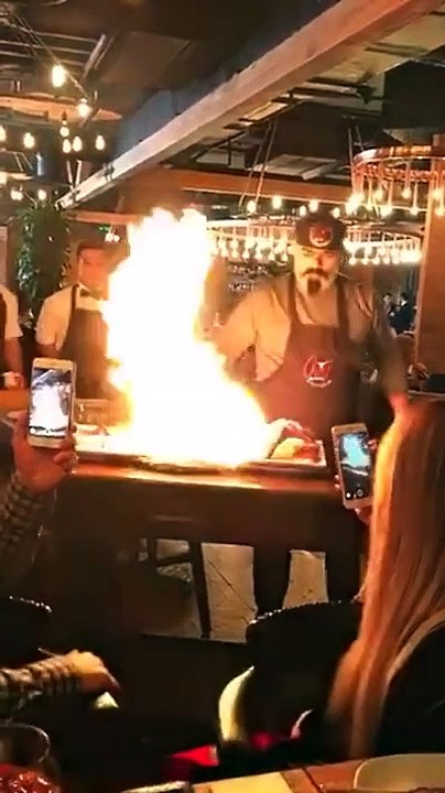 Le spectacle en salle de ce Chef de restaurant va un peu trop loin