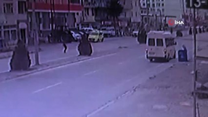 Yolun karşısına geçmeye çalışan kıza otomobil böyle çarptı