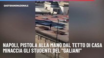Napoli, pistola alla mano dal tetto di casa minaccia gli studenti del 