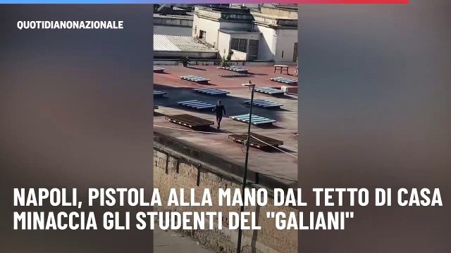 Napoli, pistola alla mano dal tetto di casa minaccia gli studenti del Galiani
