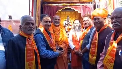 गूंजे जयकारे,यात्रा का पुष्पवर्षा से स्वागत