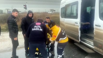 Minibüs ile otomobilin çarpıştığı kazada 3 kişi yaralandı