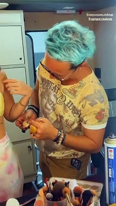 Mel Maia mostrou o trabalho dos maquiadores para esconder as diversas tatuagens que ela tem no corpo