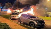 Manifestantes bolsonaristas chocan con la policía e incendian vehículos en Brasilia