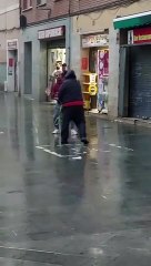 Dos hombres se pelean en el barrio del Carmel