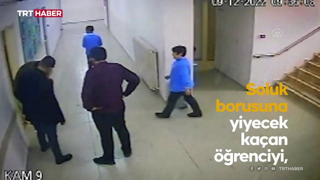 Soluk borusuna ekmek kaçan öğrencisini Heimlich manevrasıyla kurtardı