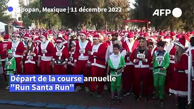 Mexique: des coureurs déguisés en Père Noël participent à une course
