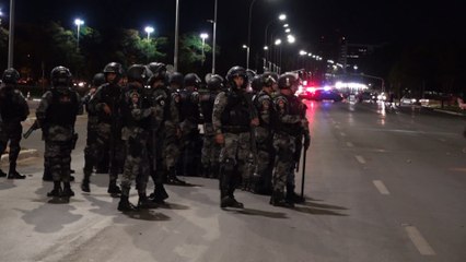 Télécharger la video: Bolsonaristas causan disturbios e incendian vehículos en Brasilia