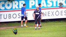 Com promessas e desfalques, Santos treina para enfrentar o Galo