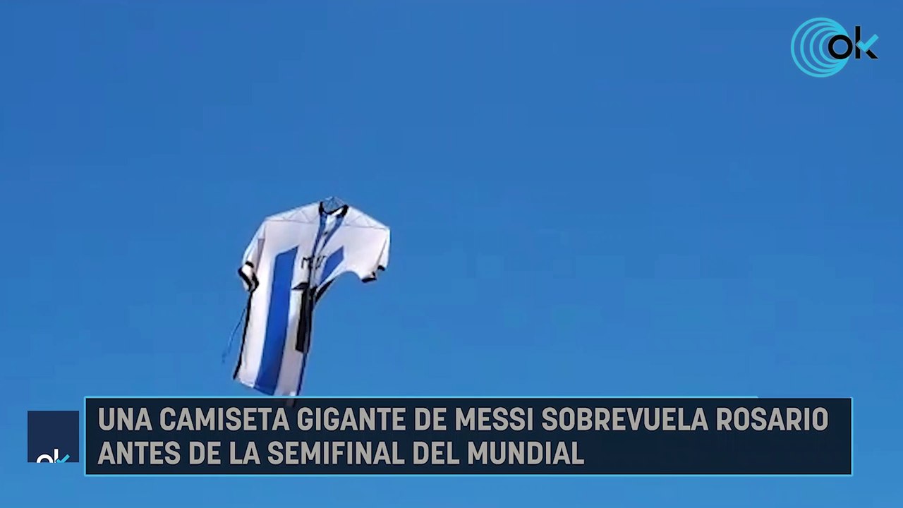 Una camiseta gigante de Messi sobrevuela Rosario antes de la semifinal del Mundial