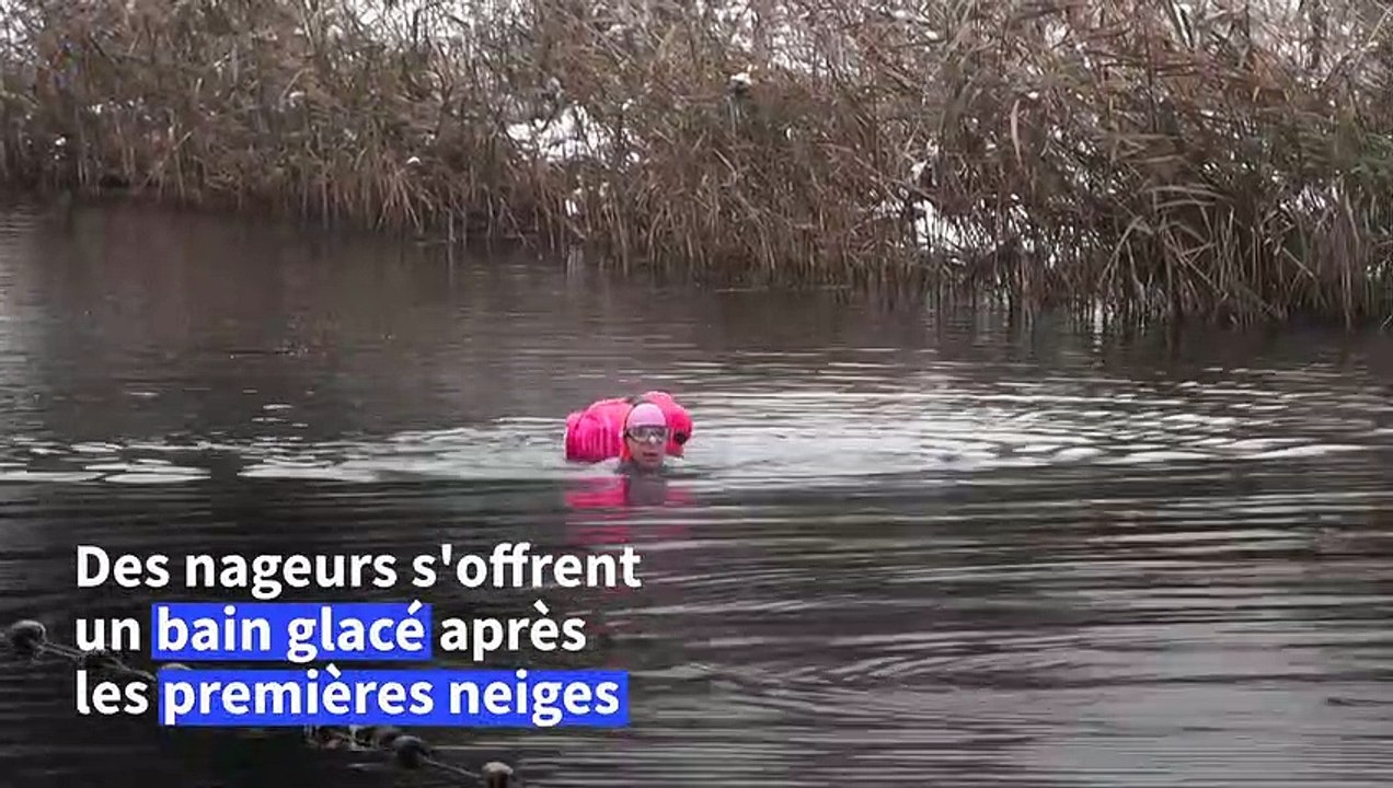 Des Londoniens nagent en extérieur sous la neige