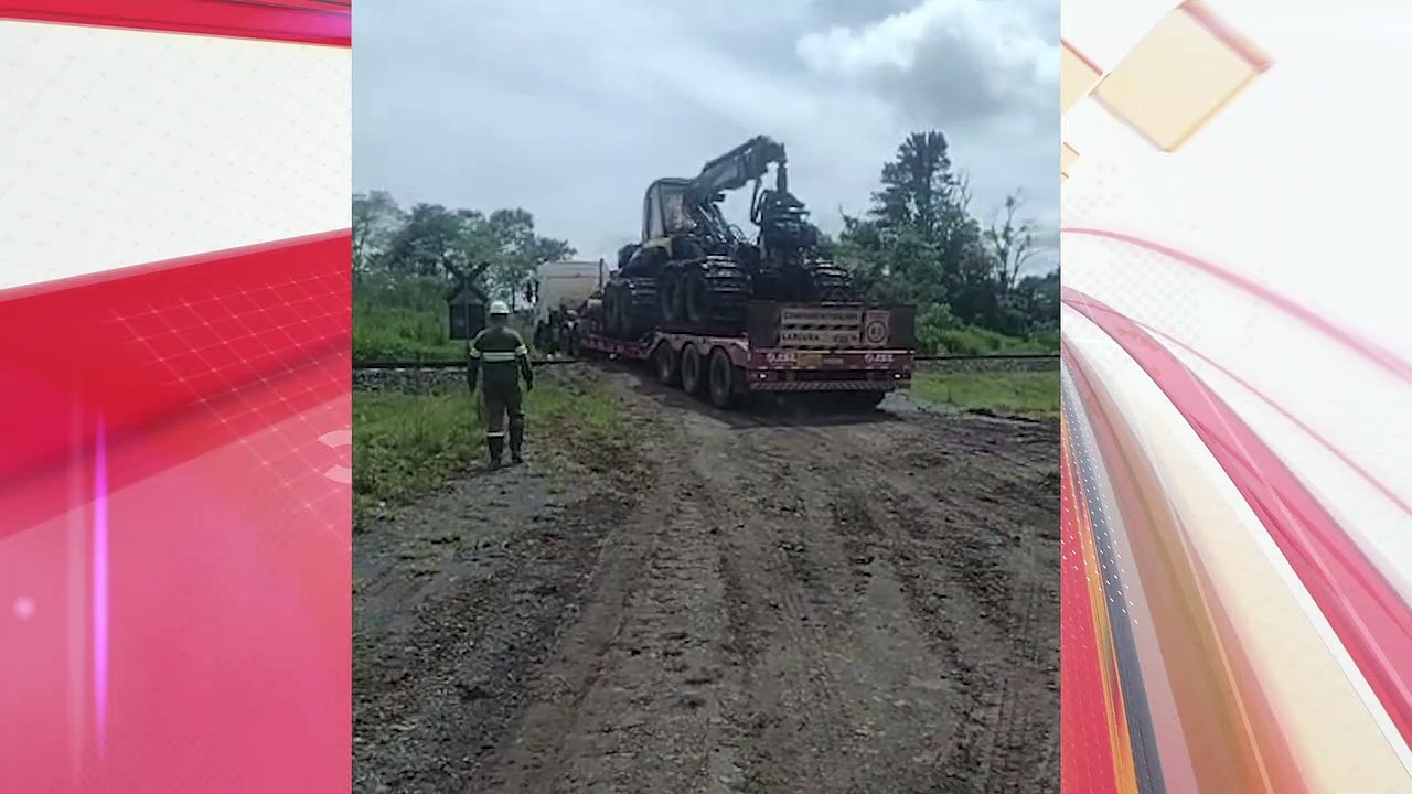 Caminhão é atingido por trem após enroscar na linha férrea; veja