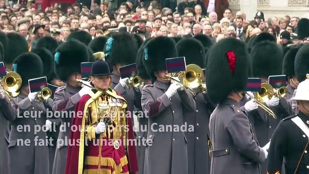 Royaume-Uni: les fameux bonnets en poils d'ours de la garde royale en ligne de mire