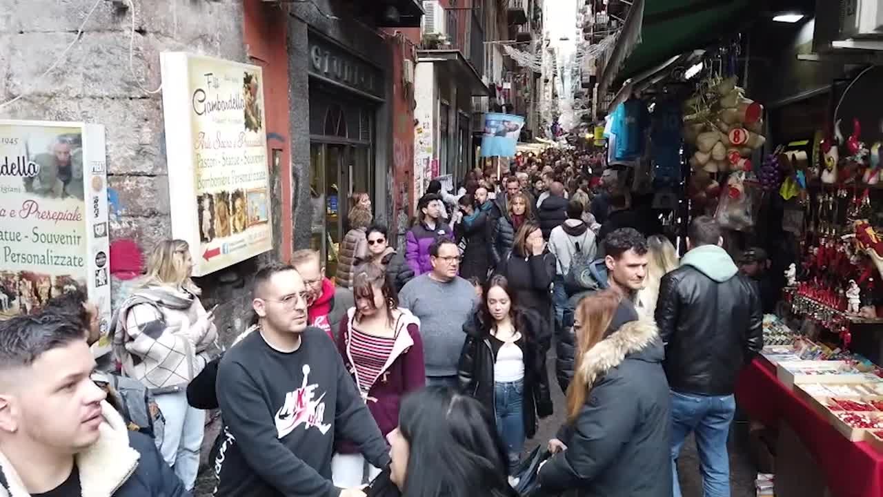 Natale, boom di turisti nel centro storico di Napoli