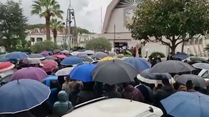 Download Video: Ischia, palloncini colorati e applausi per l'ultimo saluto alla famiglia Monti