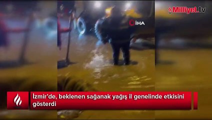 İzmir'de sağanak yağış sonrası caddeler göle döndü