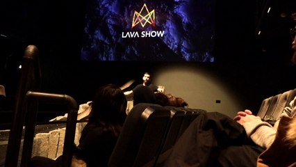 O incrível espetáculo de lava em uma sala da Islândia