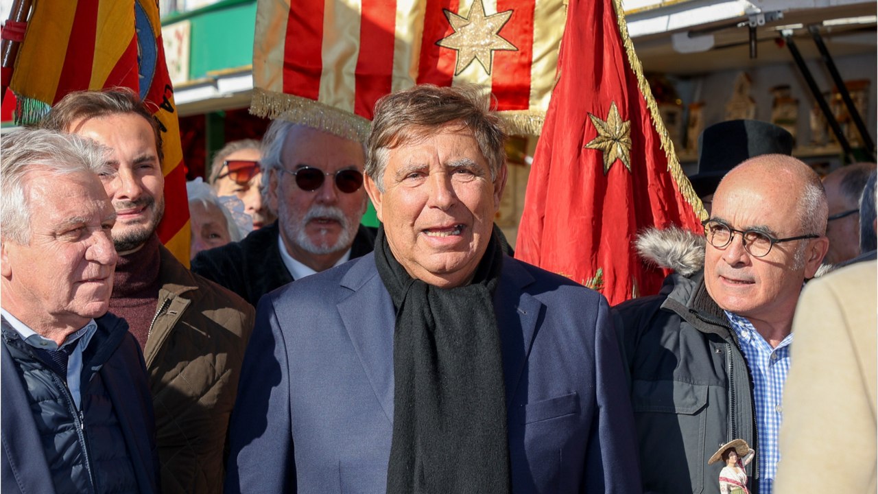 Voici - Jean-Pierre Foucault : sa rencontre avec sa compagne Evelyne, digne d'une comédie romantique