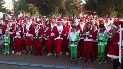 Santa recorre el mundo en fiestas y eventos benéficos