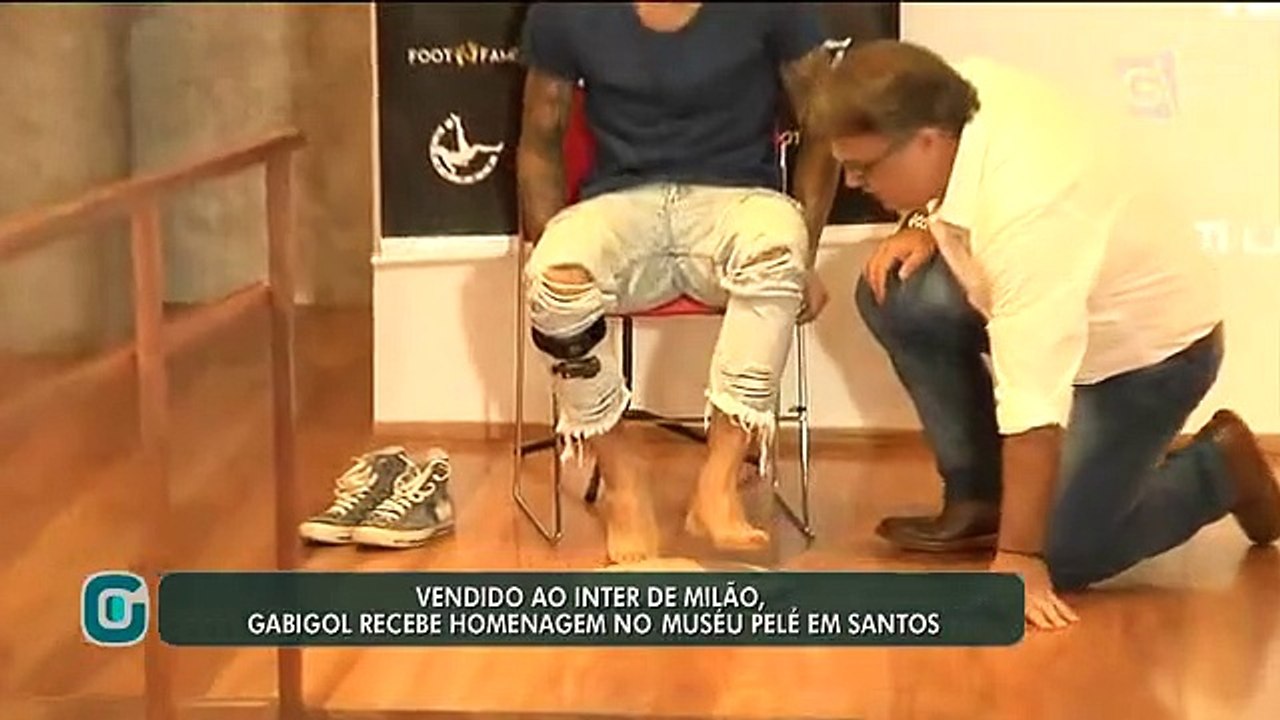 Gabigol recebe homenagem no Museu Pelé, em Santos