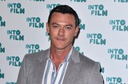 Luke Evans estaba 'aterrado' antes de salir del armario con sus padres