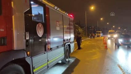 Yağış nedeniyle koparak yola düşen kaya parçaları seyir halindeki otomobile zarar verdi