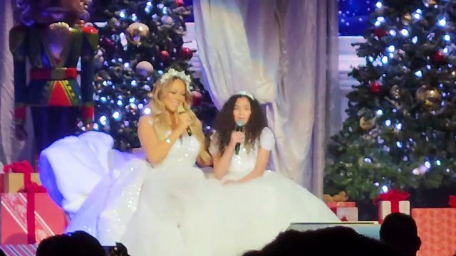 VIDEO: Mariah Carey canta por primera vez a dúo con su hija Monroe en un espectáculo navideño