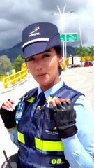 Reaparece Daniel Gaviria, la [ AGENTE DE TRANSITO MAS LINDA ]  de Pereira | ‍✈️